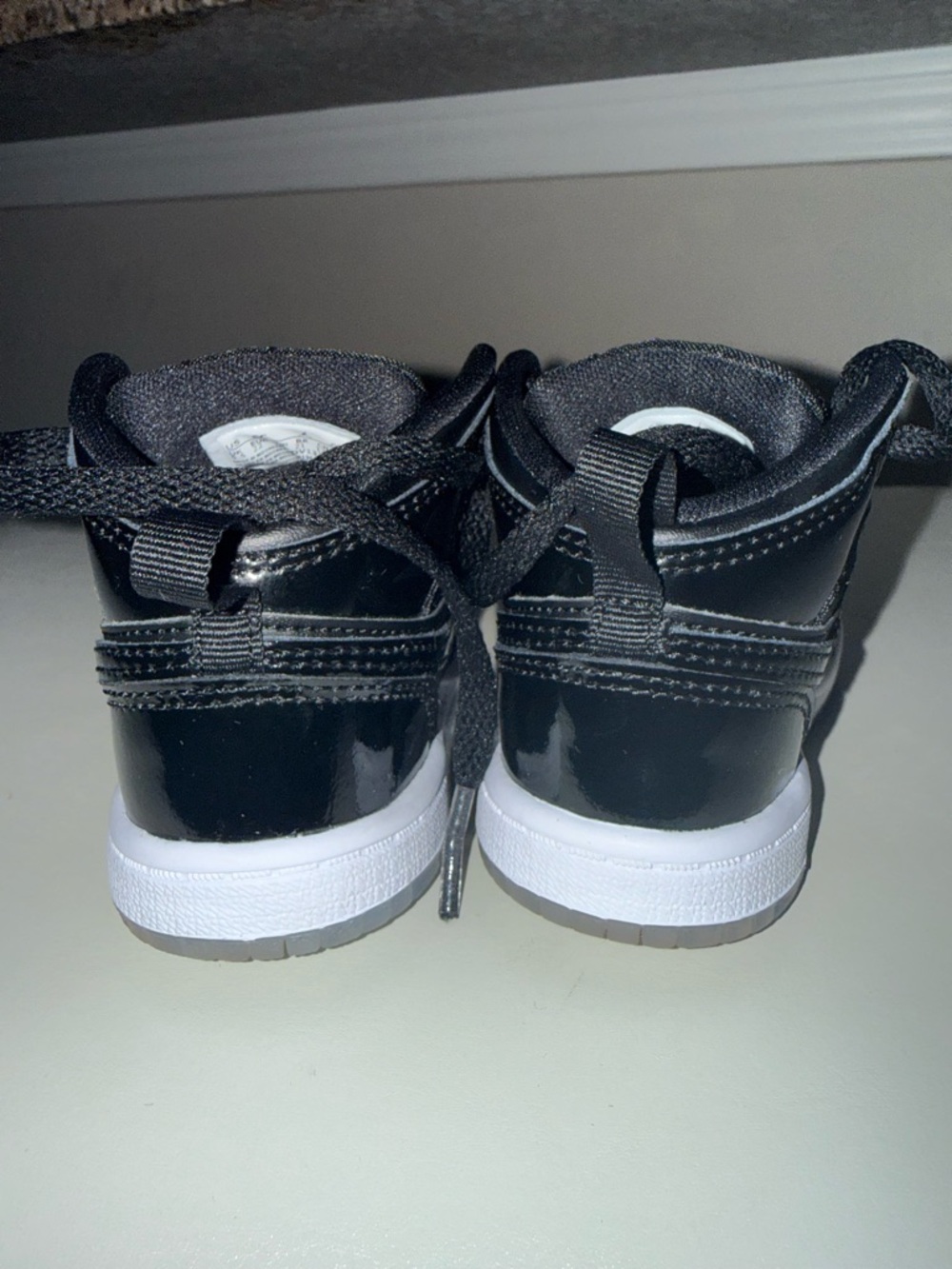 Jordan 1 toddlers Black Patent Leather High-Top Sneakers - Picture 7 of 7
